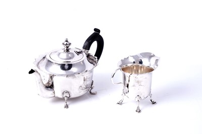 Lot 133 - An Edwardian silver bachelor's teapot and a matched cream jug