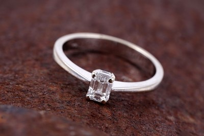 Lot 84 - A contemporary emerald-cut diamond ring