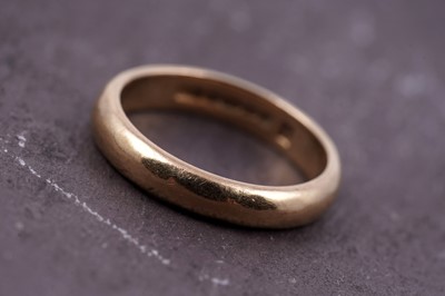 Lot 85 - A 22ct gold wedding band