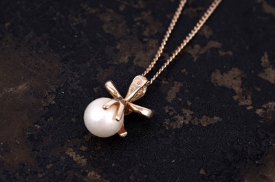 Lot 87 - A cultured pearl pendant necklace