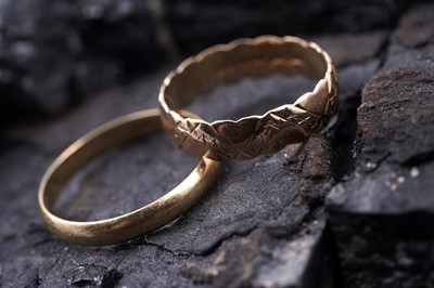 Lot 90 - Two 18ct gold wedding bands
