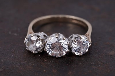 Lot 61 - A modern three-stone CZ ring on gold