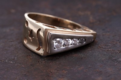 Lot 62 - A modern cubic zirconia dress ring